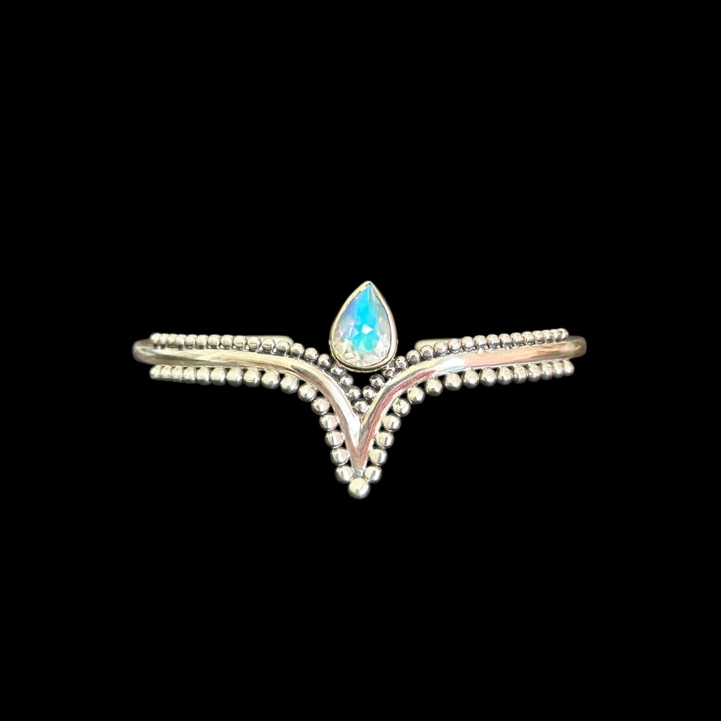 Armband "arunya" (अरुण्या) · Madagaskar-Mondstein.