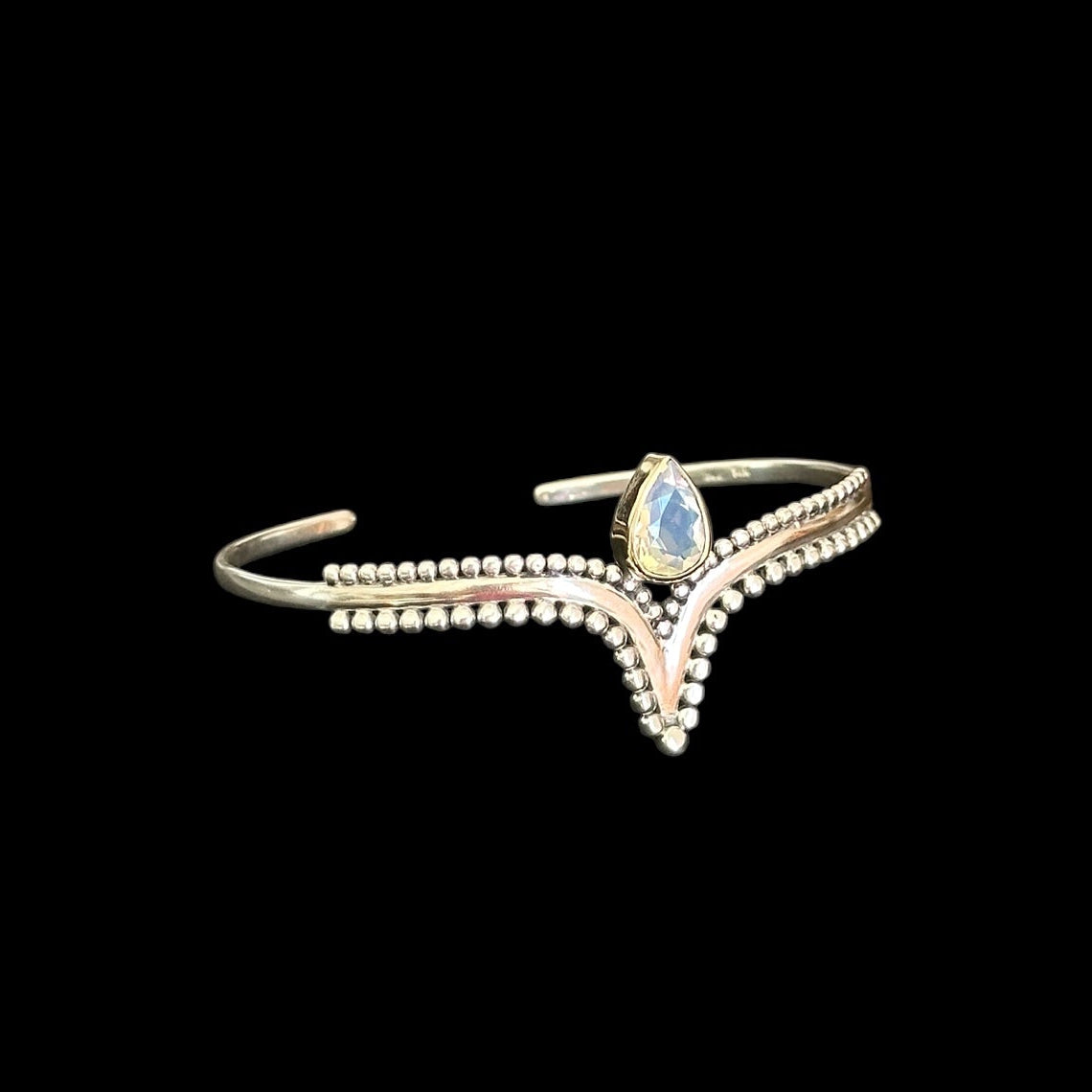 Armband "arunya" (अरुण्या) · Madagaskar-Mondstein.