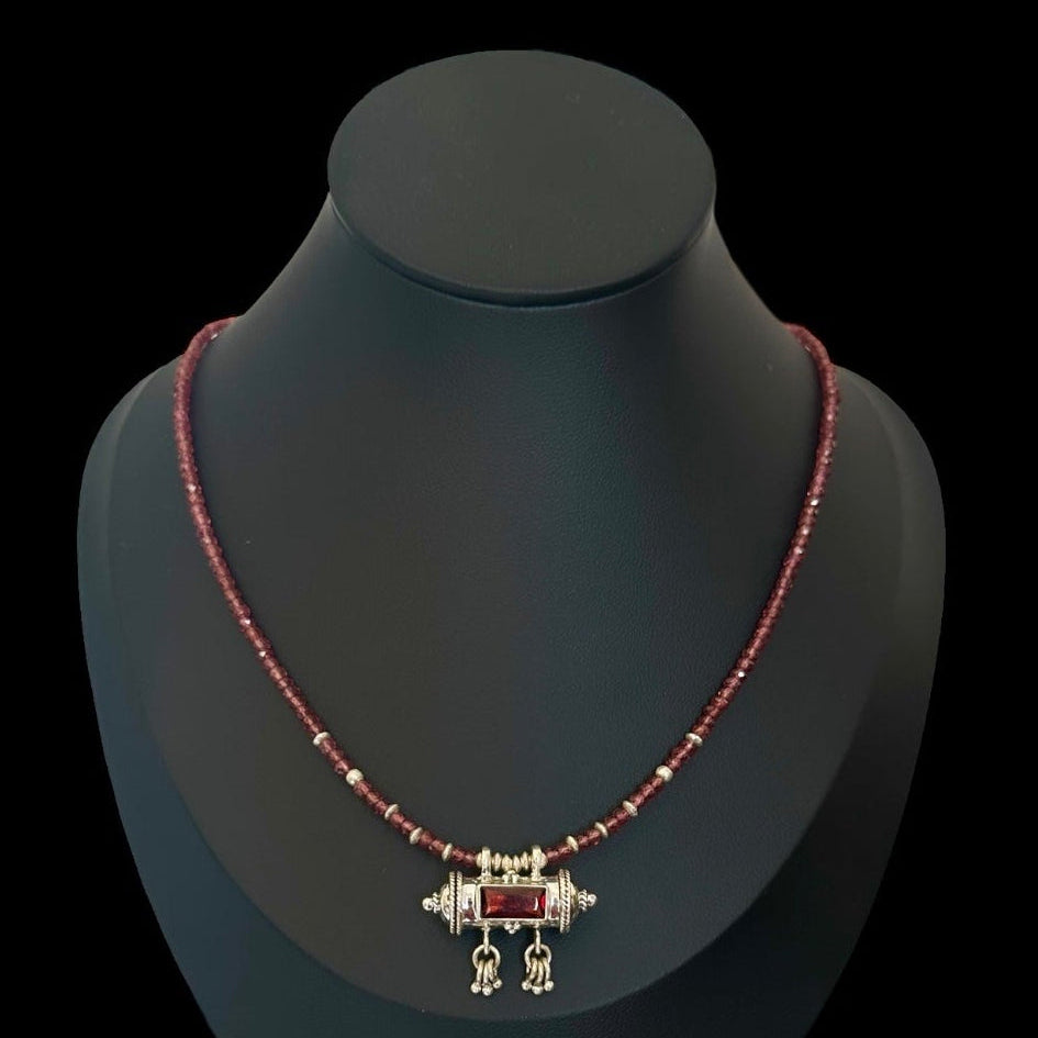 Halskette „Mantra Box“ (मन्त्रपेटिका) Granat 1.