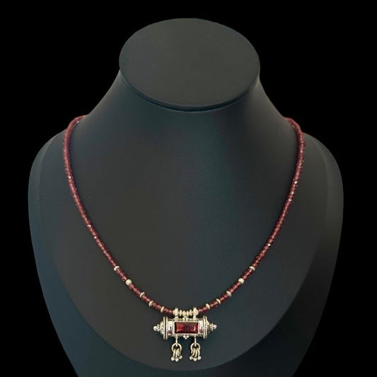 Halskette „Mantra Box“ (मन्त्रपेटिका) Granat 1.