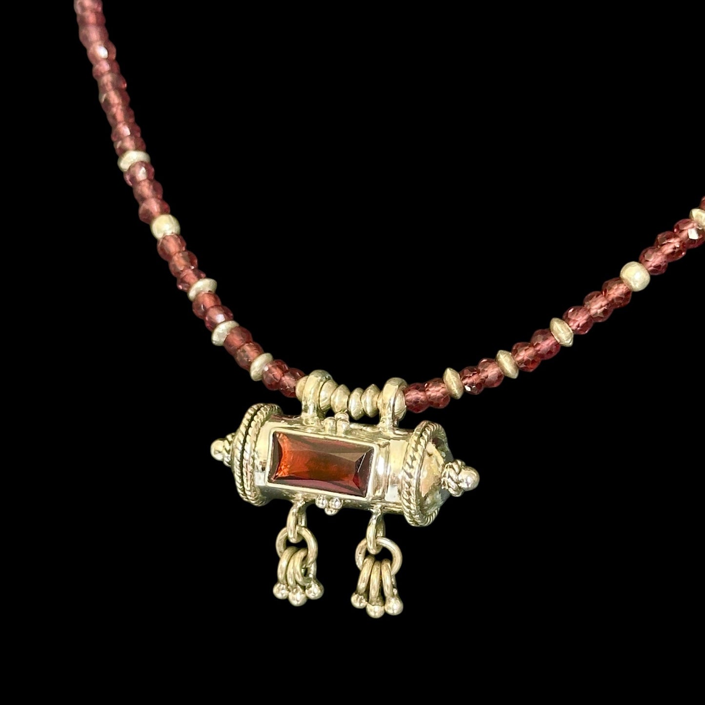 Halskette „Mantra Box“ (मन्त्रपेटिका) Granat 1.