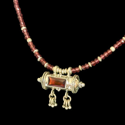 Halskette „Mantra Box“ (मन्त्रपेटिका) Granat 1.
