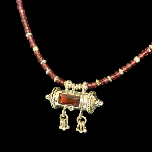 Halskette „Mantra Box“ (मन्त्रपेटिका) Granat 1.