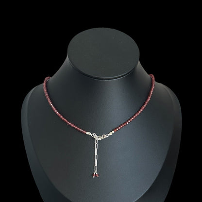 Halskette „Mantra Box“ (मन्त्रपेटिका) Granat 1.