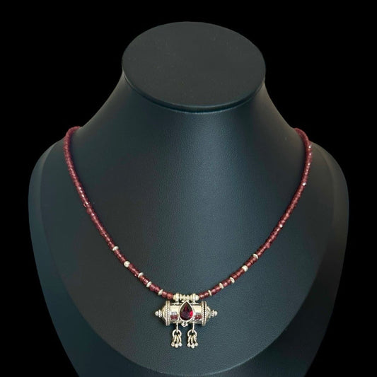 Halskette "Mantra Box" (मन्त्रपेटिका) Granat 2.