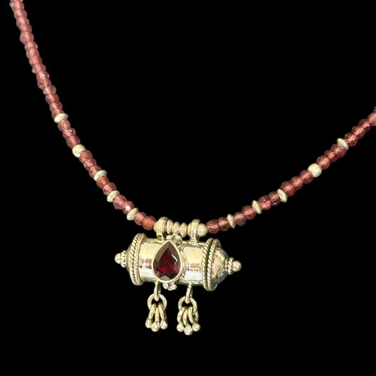 Halskette "Mantra Box" (मन्त्रपेटिका) Granat 2.