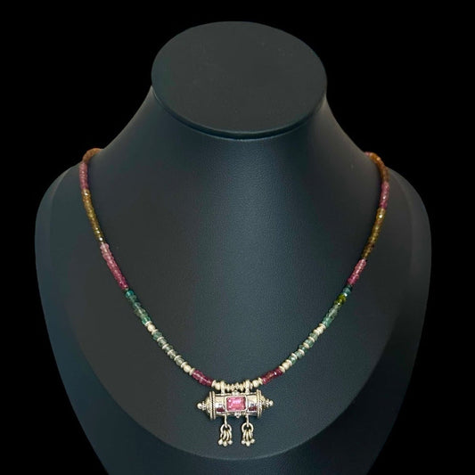 Halskette „Mantra Box“ (मन्त्रपेटिका) Turmalin 2.