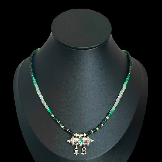 Halskette „Mantra Box“ (मन्त्रपेटिका) Smaragd 1.