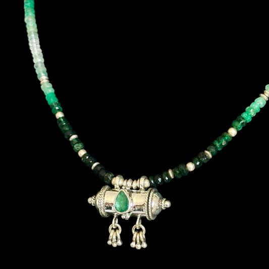 Halskette „Mantra Box“ (मन्त्रपेटिका) Smaragd 1.