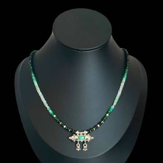 Halskette „Mantra Box“ (मन्त्रपेटिका) Smaragd 2.