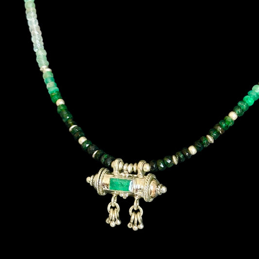 Halskette „Mantra Box“ (मन्त्रपेटिका) Smaragd 2.