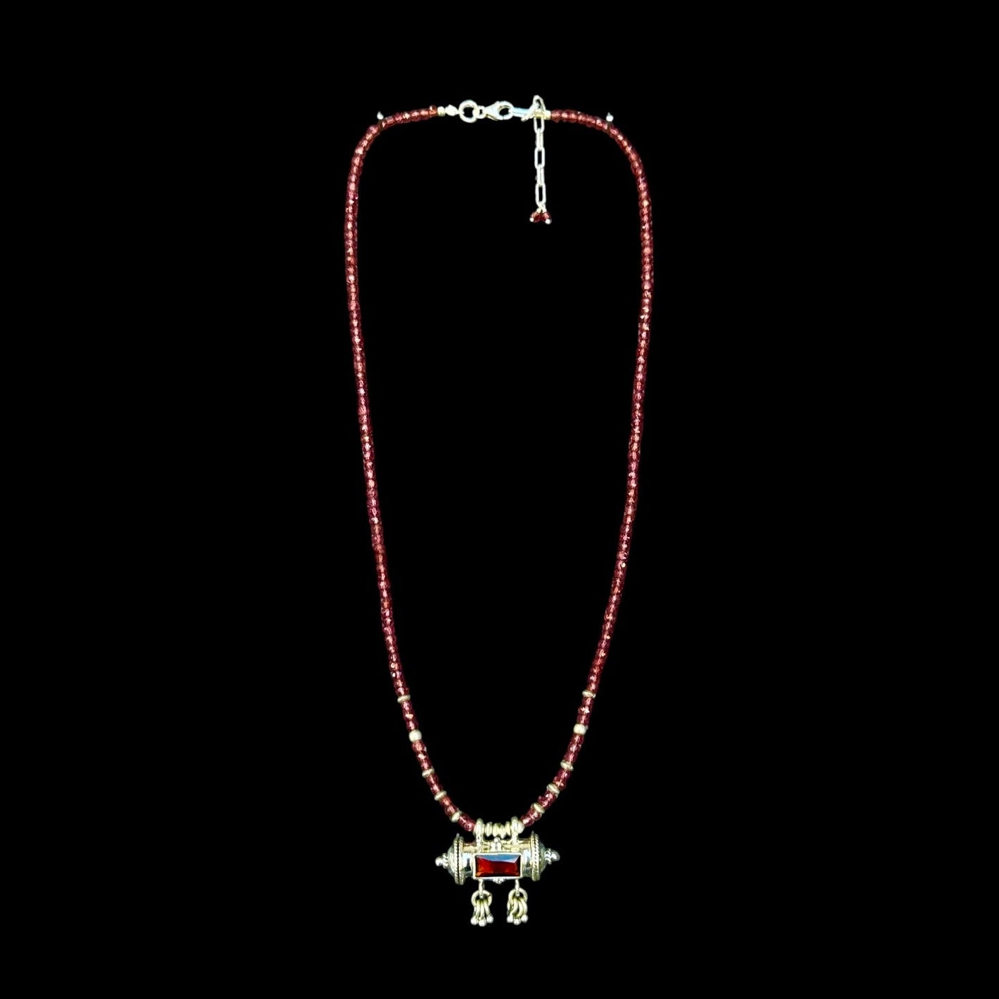 Halskette „Mantra Box“ (मन्त्रपेटिका) Granat 1.