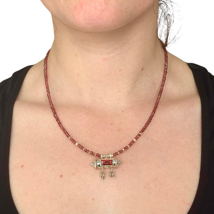 Halskette „Mantra Box“ (मन्त्रपेटिका) Granat 1.
