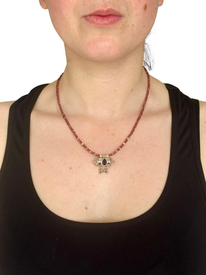 Halskette "Mantra Box" (मन्त्रपेटिका) Granat 2.